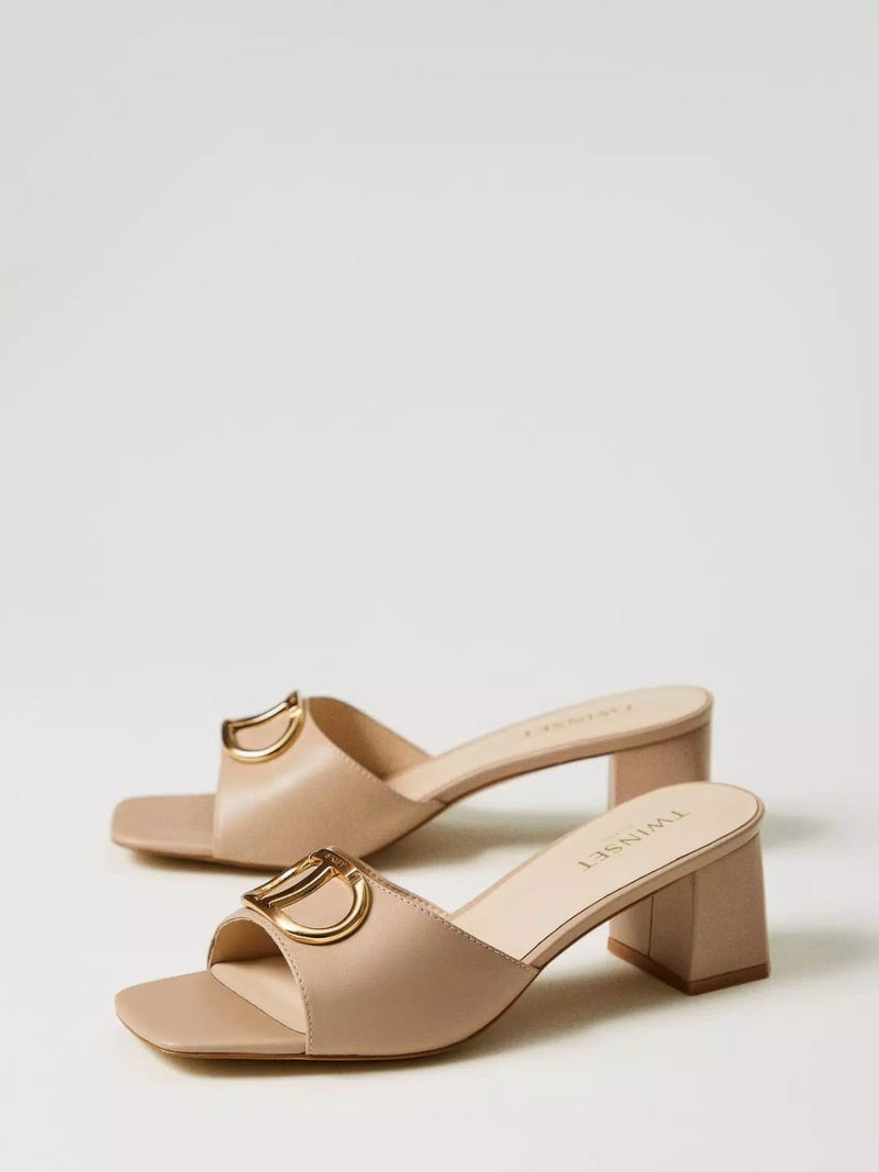 Sandali mules in pelle con Oval T Col. Hazelnut