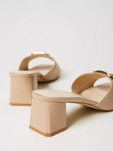 Sandali mules in pelle con Oval T Col. Hazelnut