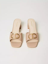 Sandali mules in pelle con Oval T Col. Hazelnut