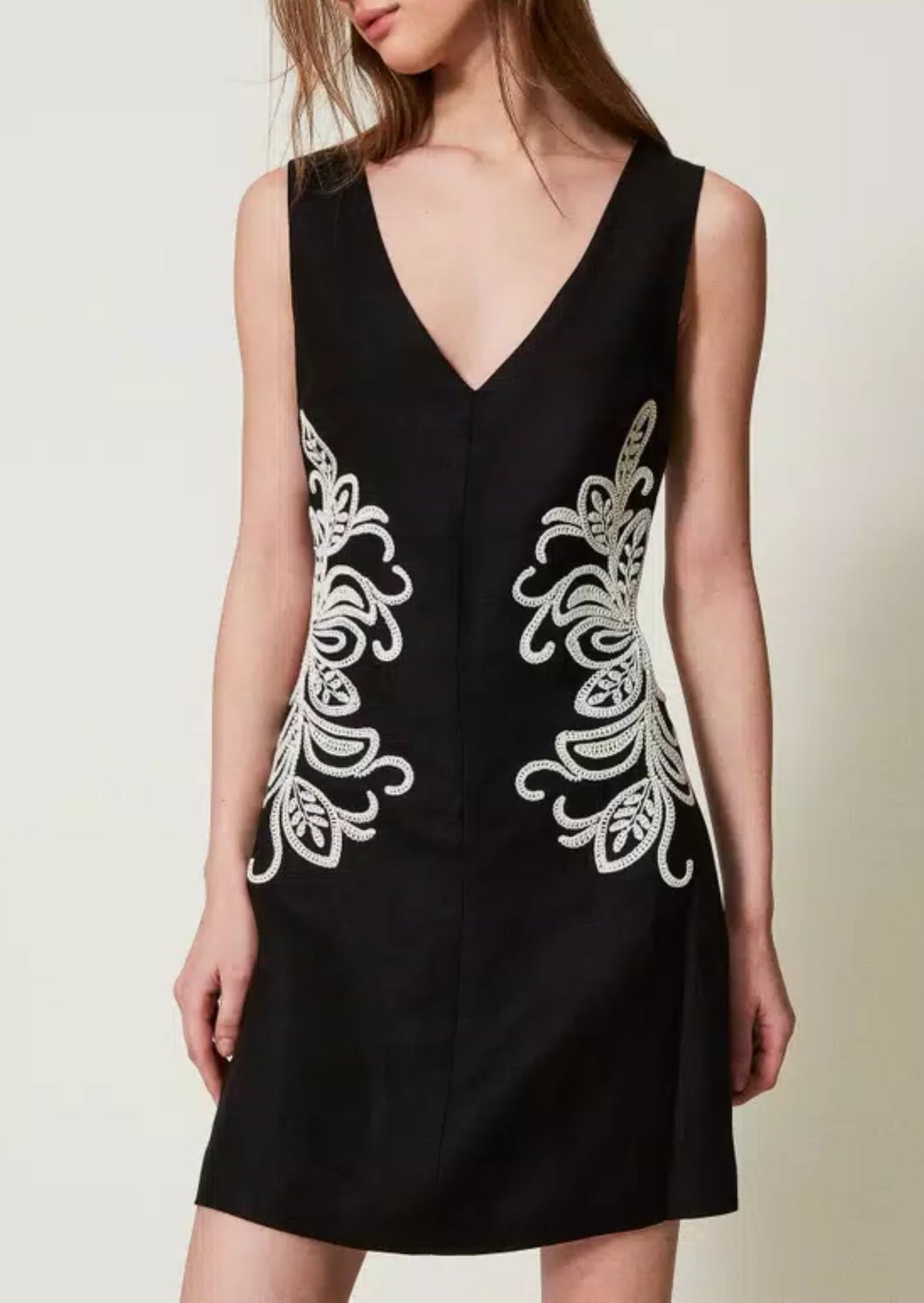Twinset Abito corto in misto lino con ricami Nero