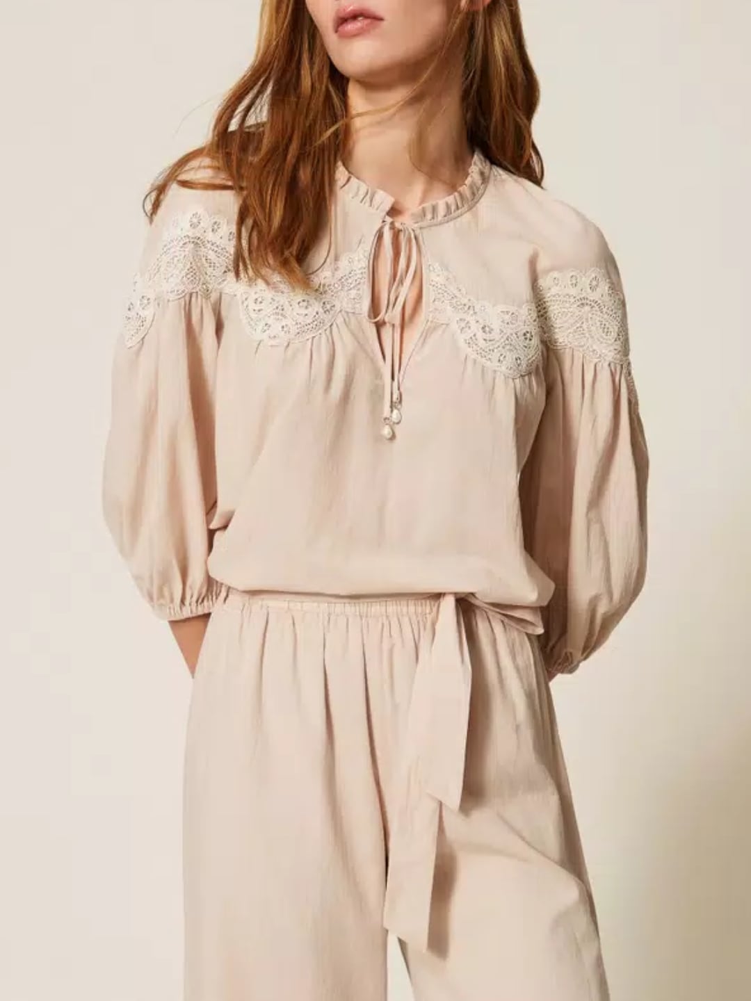 Twinset Blusa in mussola con macramè Bicolor Fog / Bianco "Vaniglia"